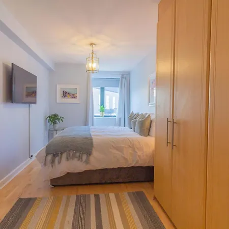 Guestready - Lively Near Castle *